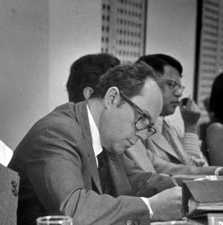 Dr._Llano_escribiendo.jpg